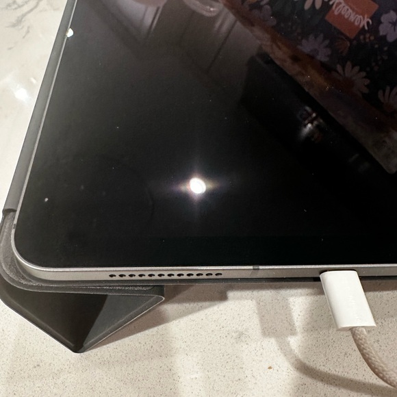 EUC IPad Air 4th generation 64Gb with full cover - Picture 3 of 6